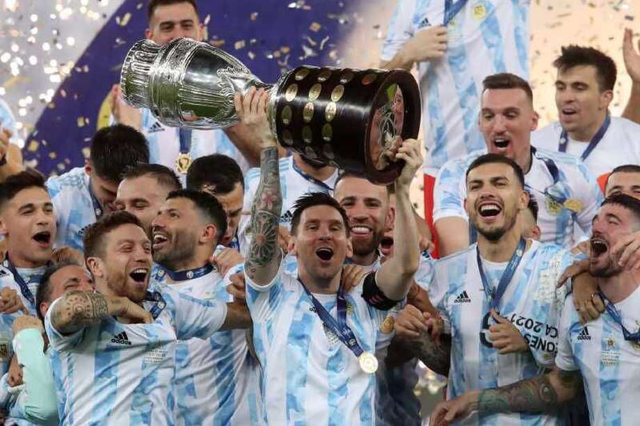 Una imagen que no se veía desde 1993. Argentina levanta la Copa América, esta vez de la mano de Lionel Messi.  / Conmebol