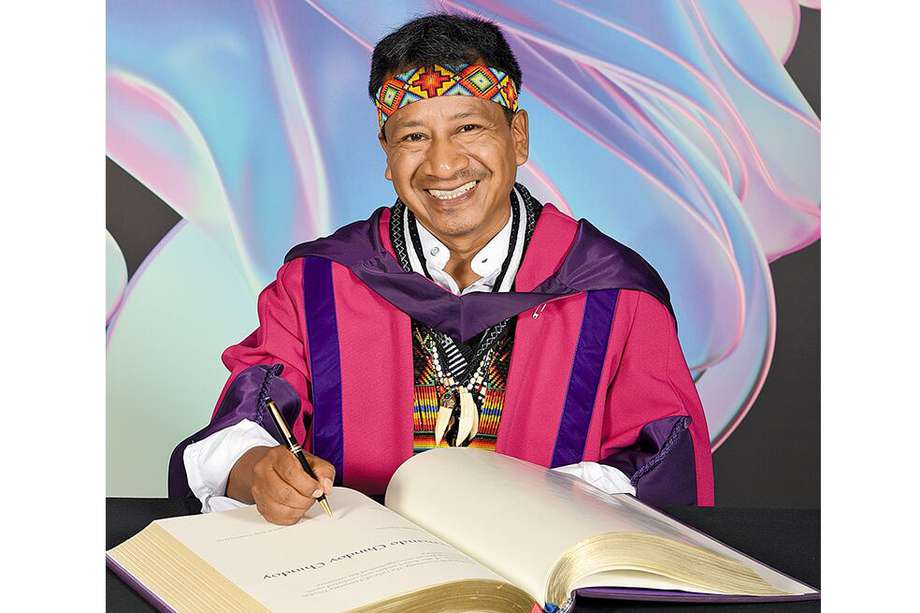 La Universidad de las Artes de Londres destacó que Hernando Chindoy Chindoy es un ejemplo en la lucha por la naturaleza y la protección de los derechos humanos de los indígenas desde 1994. Aquí mientras firmaba el libro de doctores de la institución inglesa. 