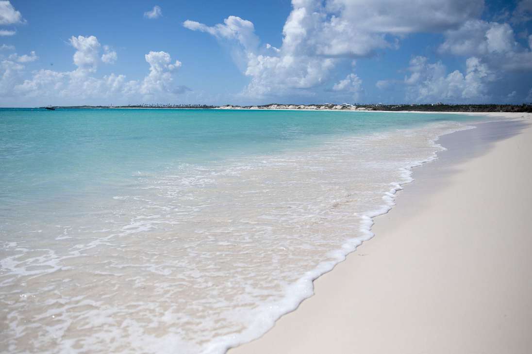 La delgada y alargada isla del Caribe, Anguila: Este país está comprometido con la sostenibilidad así que no es el lugar idóneo para relajarse en megacomplejos turísticos, sino para explorar discreta y respetuosamente su entorno paradisíaco.