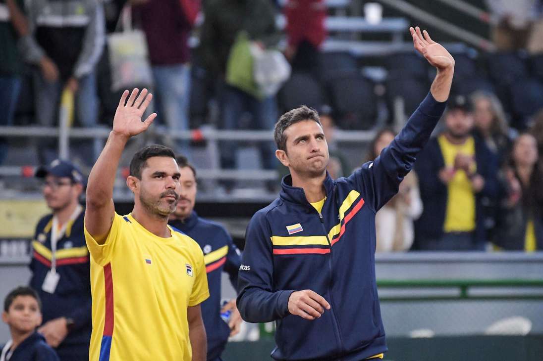 Alejandro Falla -capitán del equipo de Colombia- junto a Robert Farah, agradeciendo al público colombiano por su apoyo.