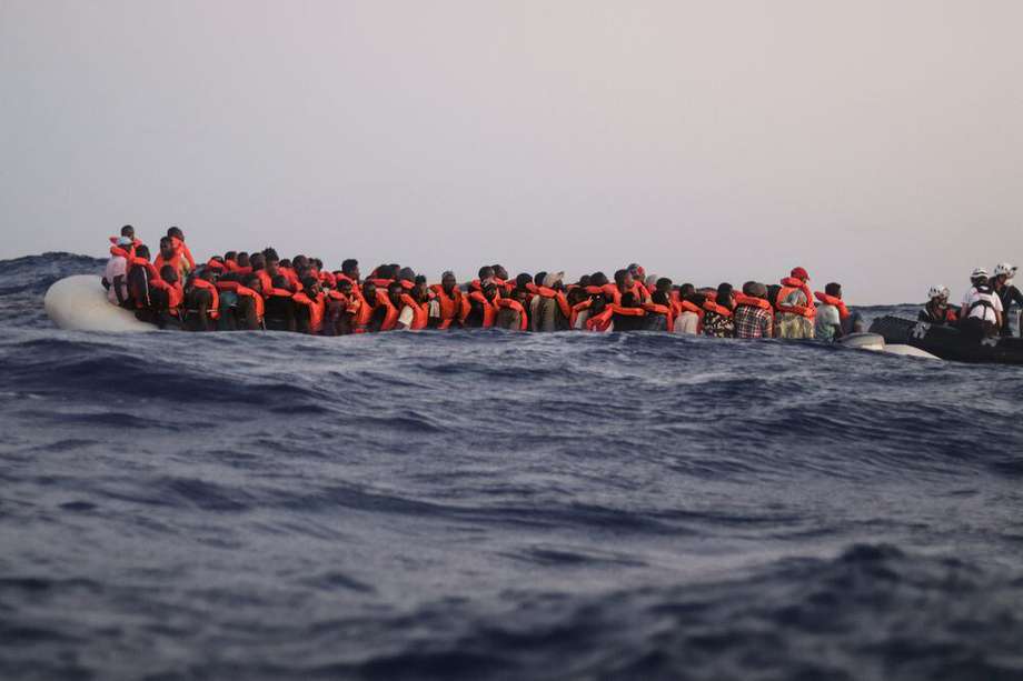 Uno de los barcos de mercaderías encontró tres cuerpos de migrantes muertos y luego un aparato de Frontex, la agencia europea de control de fronteras, halló los restos de la embarcación neumática.