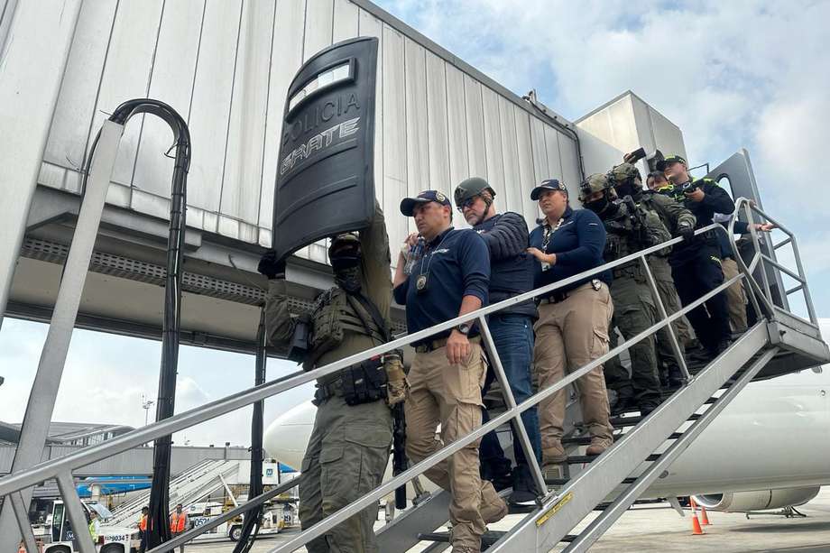 El exjefe paramilitar aterrizó en Colombia cerca de las 2:30 de la tarde de este martes. 