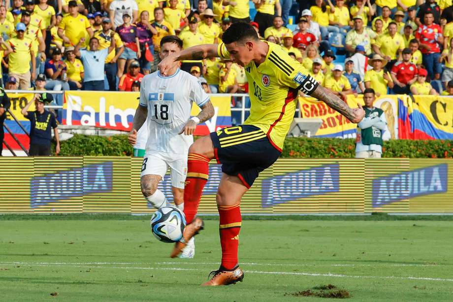 James Rodríguez de Colombia remata para anotar un gol hoy, en un partido de las Eliminatorias Sudamericanas para la Copa Mundial de Fútbol 2026 entre Colombia y Uruguay en el estadio Metropolitano en Barranquilla (Colombia).
