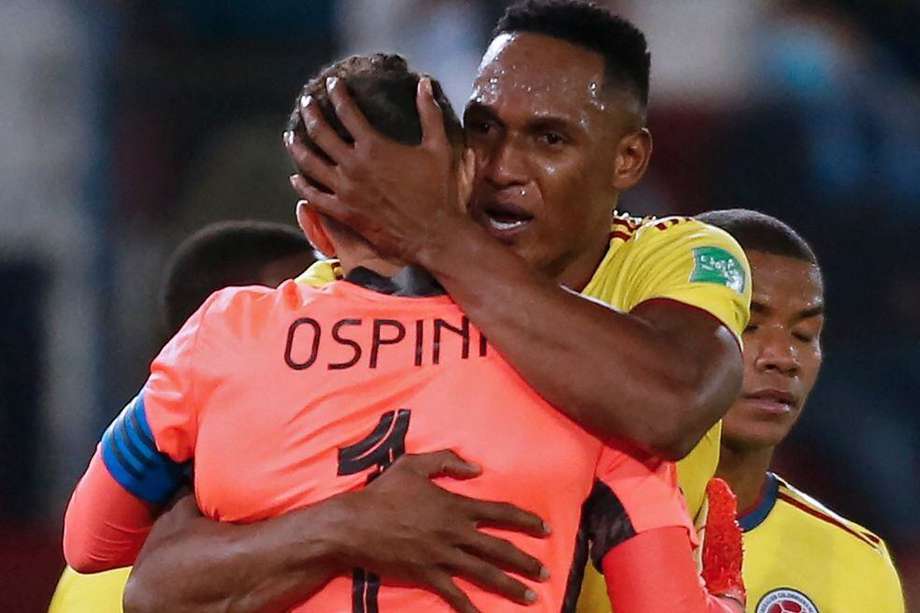 David Ospina ha sido la gran figura de Colombia contra Uruguay y Brasil. Acá, Yerry Mina lo abraza en el partido que se jugó en Montevideo.