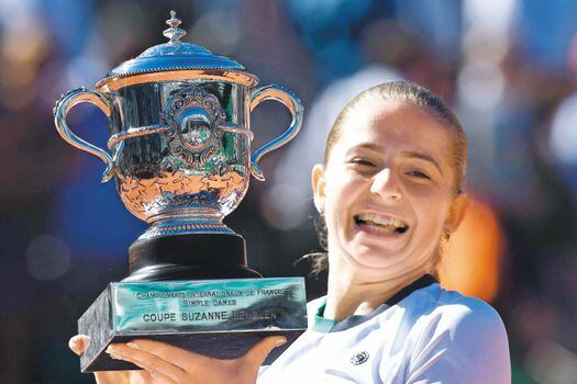  La letona Jelena Ostapenko es la nueva estrella del tenis femenino mundial. En París logró su primer título grande, en el Roland Garros. / AFP