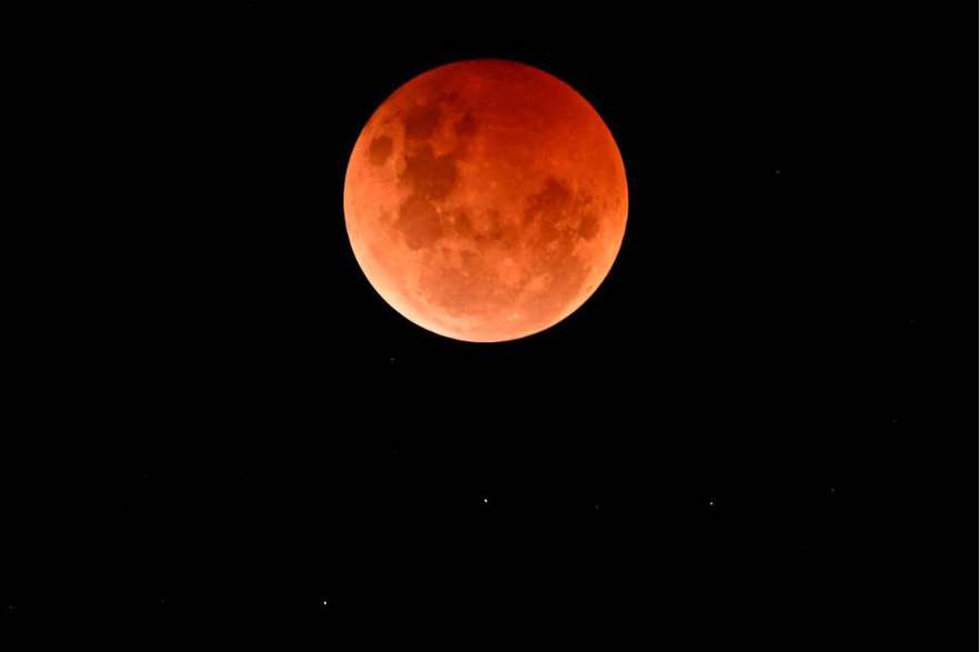 La luna de sangre brilla intensamente sobre Fish Creek, a unos 230 kilómetros (140 millas) al sureste de Melbourne, Australia.