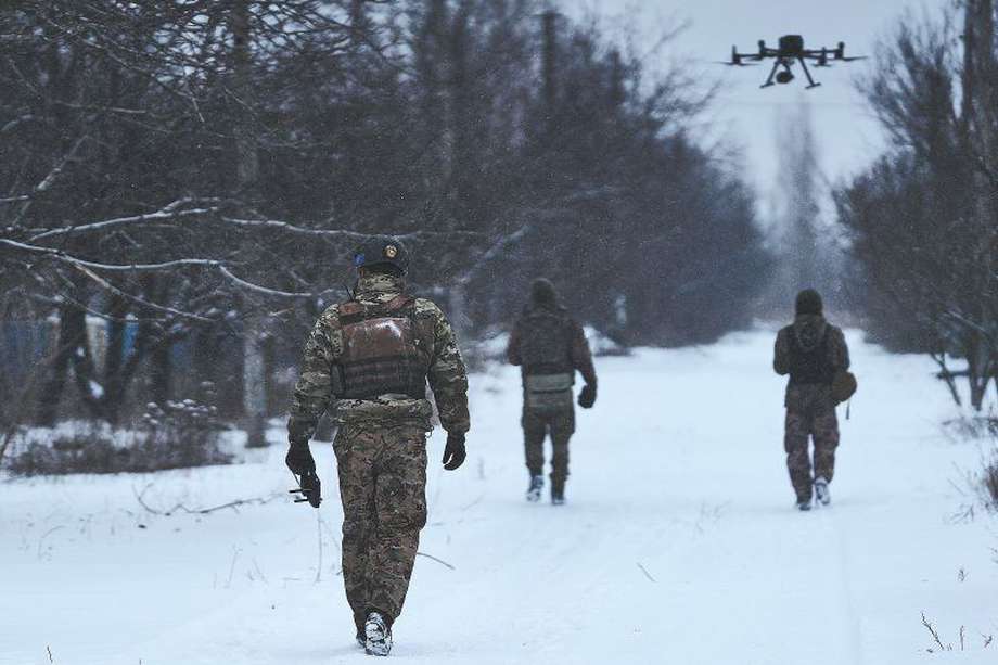 Soldados ucranianos siguen un dron ruso cerca de Avdiivka, región fronteriza de Donetsk, el pasado 17 de febrero. A estos aparatos se suman armas de bricolaje y el uso de apps y robots. / AP