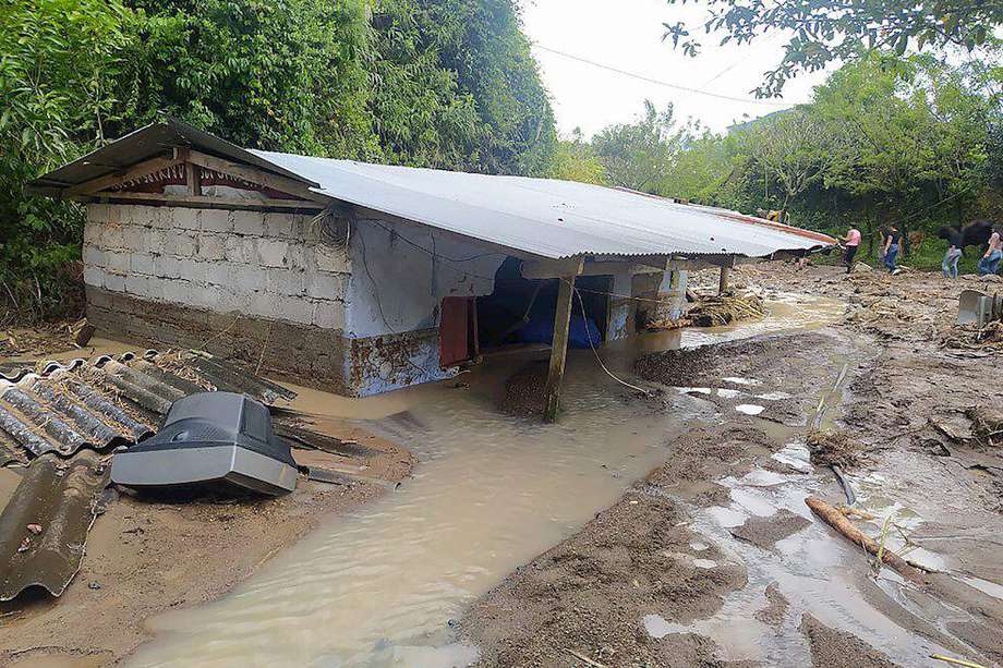 Más de 800 familias han sido afectadas por la ola invernal en el departamento de Antioquia.
