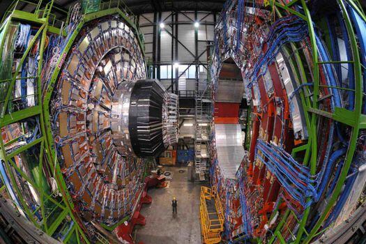 El acelerador de partículas LHC costó desde su fabricación hasta cuando se descubrió el bosón de Higgs, trece mil millones dólares. Eso es lo que cuesta aproximadamente un solo portaaviones.  / CERN.