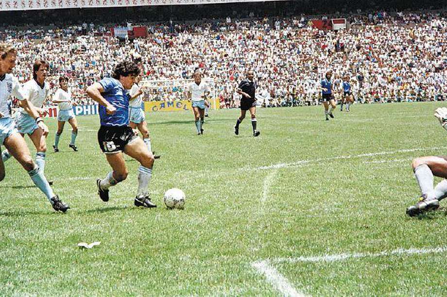 Diego Armando Maradona, en la jugada del que muchos consideran es el mejor gol en la historia del fútbol. 
