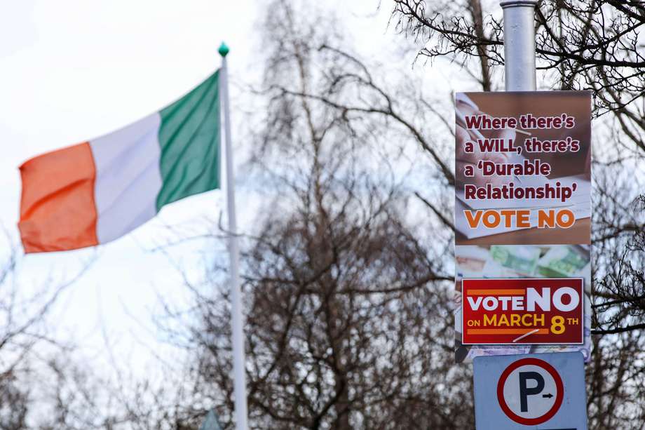 Frente a los edificios gubernamentales en Dublín, capital de Irlanda, se ven carteles alusivos al "No", a propósito del referendo constitucional.