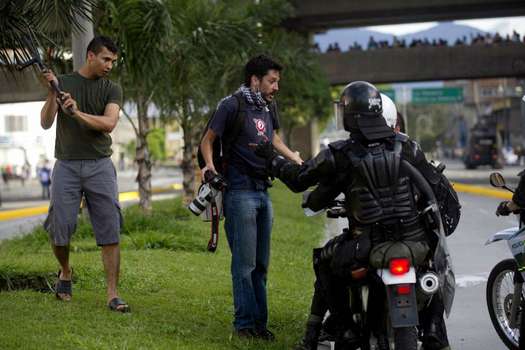 Policía agredió Periodistas durante protestas en Medellín