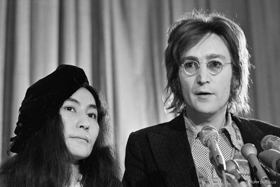 Yoko Ono utilizó varios 'hastags'  como #guncontrol y #endgun violence para exigir mayores restricciones al porte de armas.