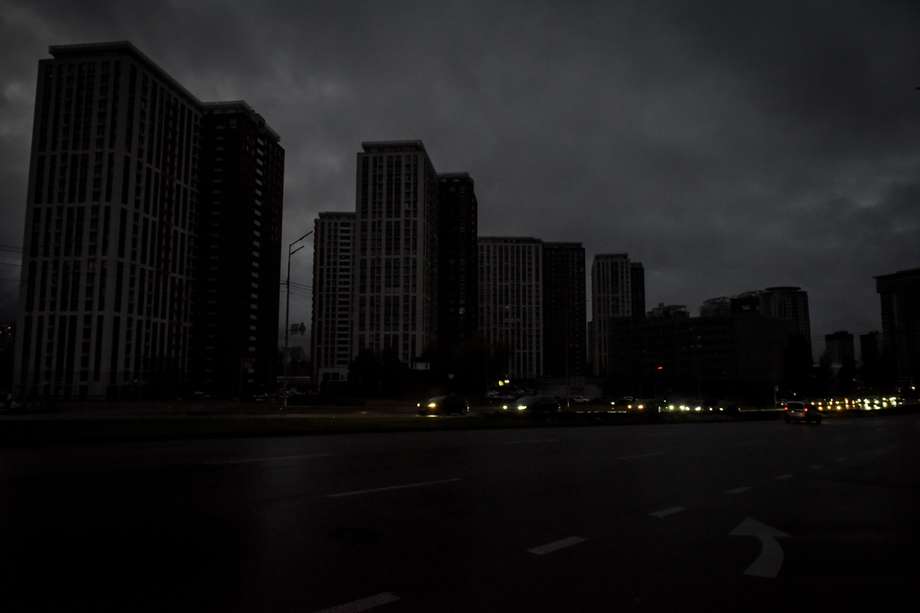 Bloques de apartamentos sin electricidad debido a los cortes de energía programados que se introdujeron en Kiev.
