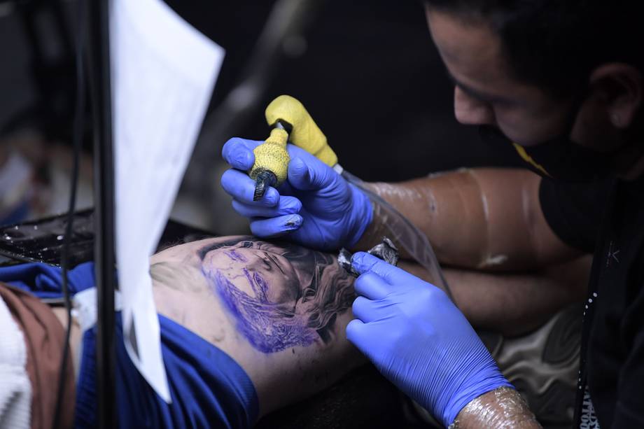 Una pistola de tatuaje puede perforar la piel entre 50 y 3,000 veces por minuto, penetrando en la piel aproximadamente a un milímetro de profundidad en la piel hasta la dermis.