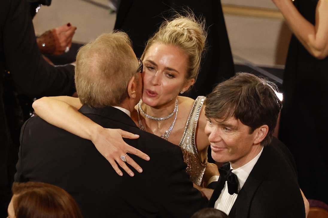 Los Angeles (United States), 10/03/2024.- Emily Blunt (C) embraces Charles Roven (L) as Cillian Murphy (R) looks on after the film Oppenheimer won the Oscar for Best Picture during the 96th annual Academy Awards ceremony at the Dolby Theatre in the Hollywood neighborhood of Los Angeles, California, USA, 10 March 2024. The Oscars are presented for outstanding individual or collective efforts in filmmaking in 23 categories. EFE/EPA/CAROLINE BREHMAN