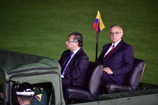 El presidente de Colombia, Gustavo Petro, junto con Iván Velásquez, ministro de Defensa, durante la ceremonia de presentación y reconocimiento de tropas y de la nueva cúpula militar. 