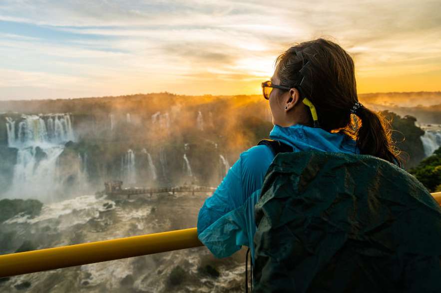Las cataratas del Iguazú son uno de los grandes atractivos naturales de Argentina y Brasil. No es de extrañar, por tanto, que ver una puesta de sol sobre estos extraordinarios saltos de agua sea una experiencia no solo muy romántica, sino también única e inolvidable.