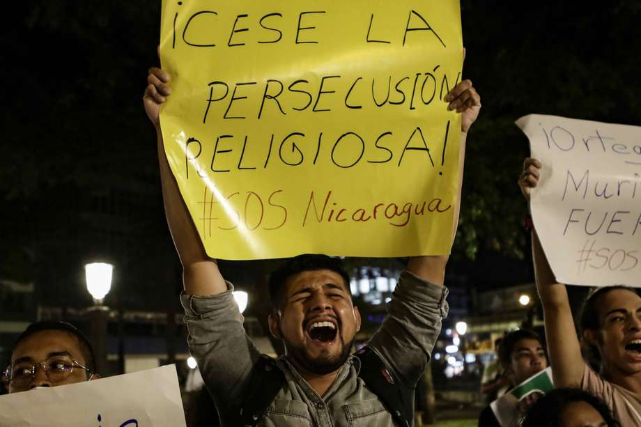 Exiliados nicaragüenses en Costa Rica participan en una "Vigilia de Fe y Libertad" para protestar contra la detención del obispo de Matagalpa, Rolando Álvarez, por parte del gobierno nicaragüense, en San José (Costa Rica). 