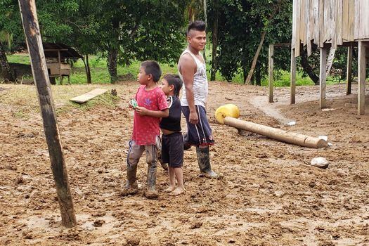 Miembros del resguardo emberá Guamal-La Raya. Según estadísticas del Dane, tomadas del censo de 2018, en Colombia hay más de 77 mil miembros de la comunidad indígena emberá chamí. / Foto CAMIZBA.