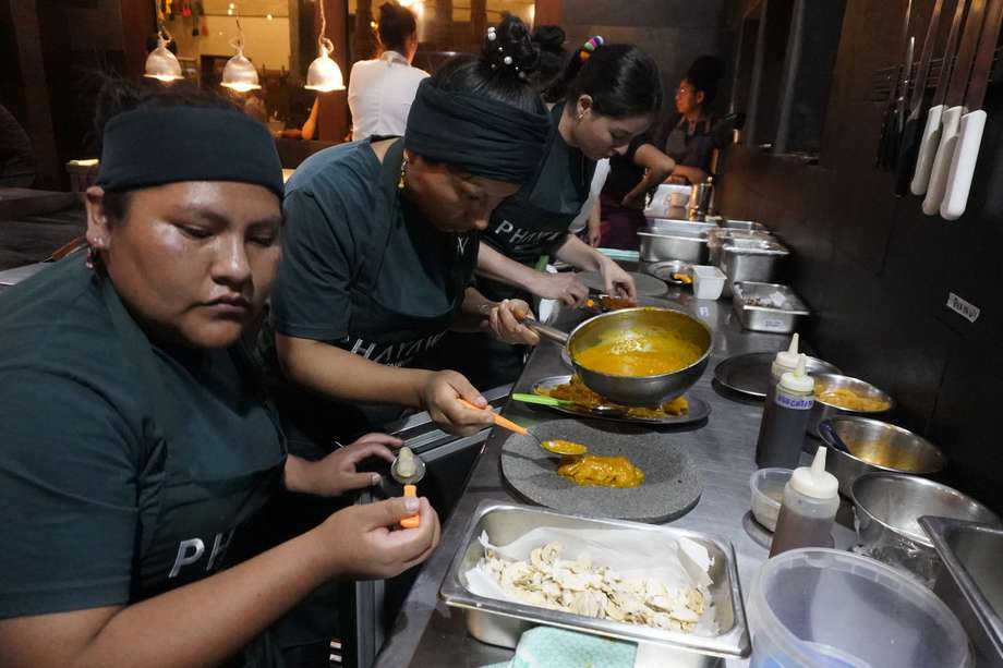 Varias chefs preparan el menú de ocho pasos que se ofreció en la iniciativa "Entretejidas", mujeres que nutren la gastronomía boliviana, el 7 de marzo de 2023 en La Paz (Bolivia).
