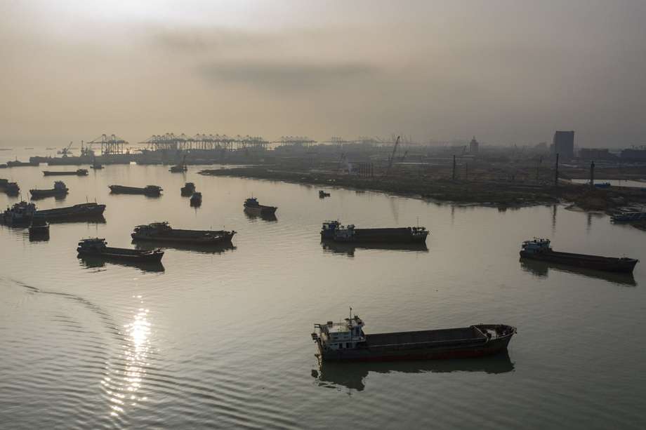 Barcazas amarradas en un estuario cerca del puerto de Nansha, en Guangzhou, China.