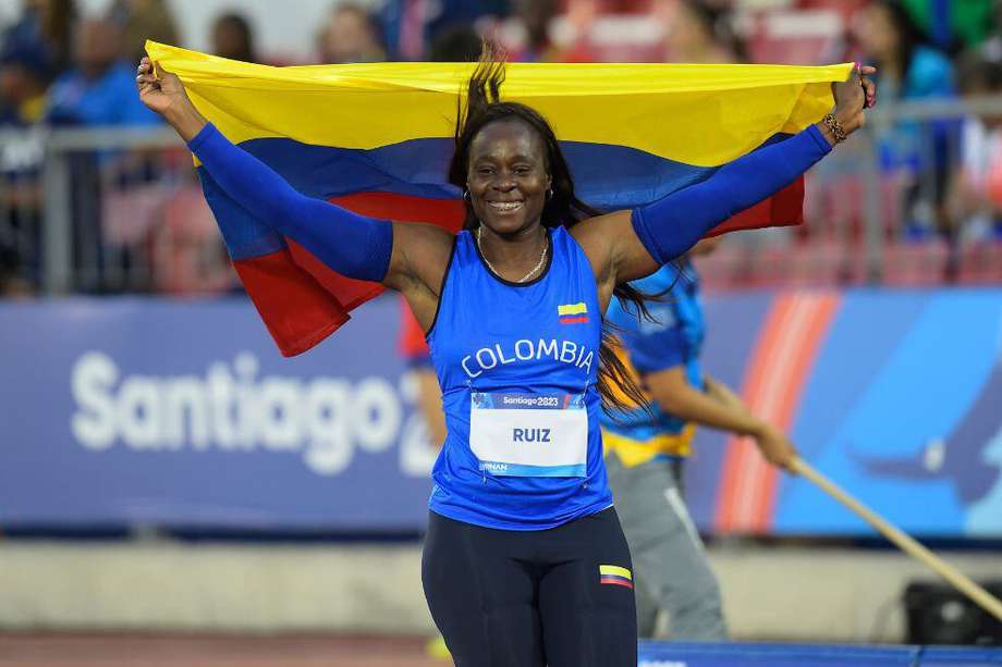 Flor Denis Ruiz celebra con la bandera de Colombia su título panamericano.