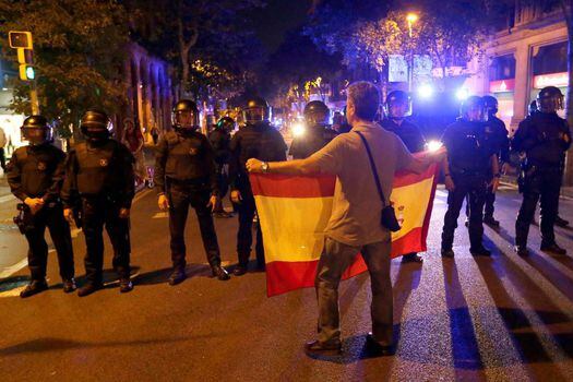 Contrarios a la independencia, declarada por el Parlamento catalán, se manifiestan en Barcelona, protegidos por los Mossos d’Esquadra. / EFE