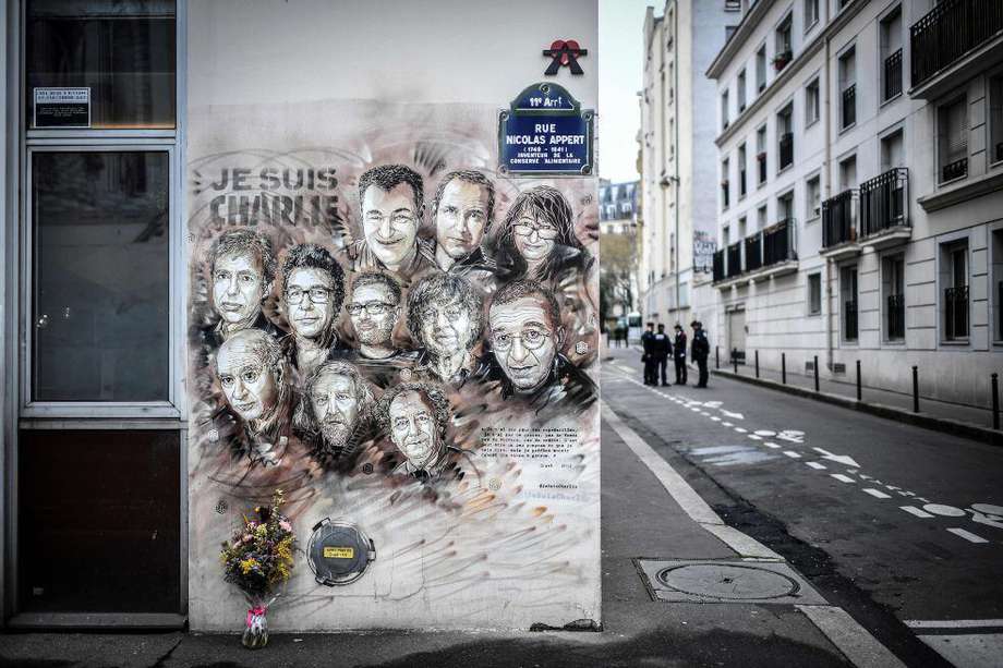 Un mural con los miembros de Charlie Hebdo que fueron asesinados en 2015.