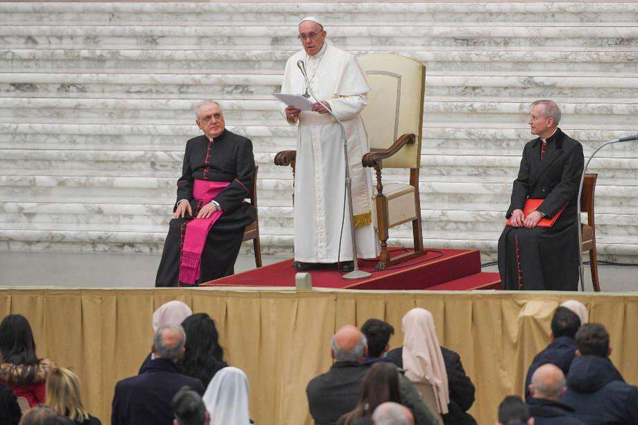 El papa Francisco se reunió  con los cerca de 4.000 empleados de la Santa Sede y les prometió conservarles sus trabajos.