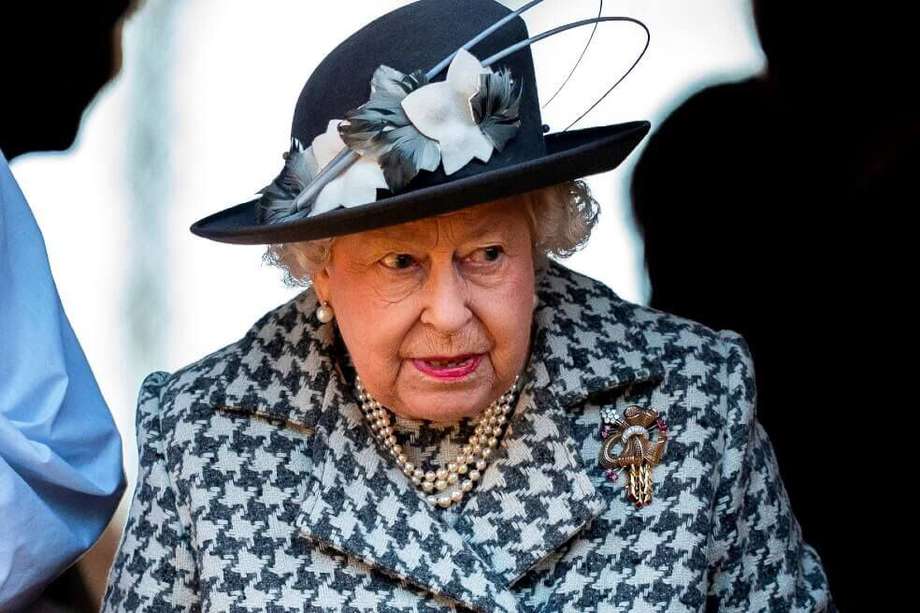 La reina Isabel II estuvo internada en el hospital haciéndose exámenes médicos. 