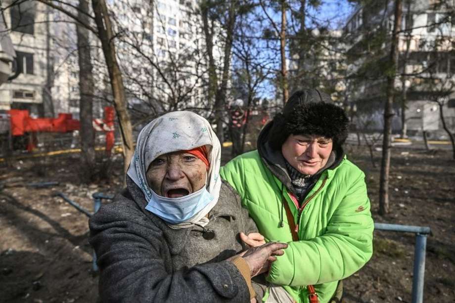 Una mujer es evacuada de un edificio de apartamentos en Kiev, el 15 de marzo.