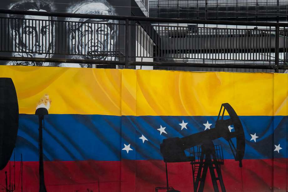 Murales con diseños alusivos a petroleras afuera de uno de los edificios de la empresa estatal Petróleos de Venezuela (PDVSA) en Caracas (Venezuela). 