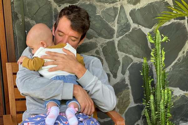 El ciclista colombiano está feliz de disfrutar su paternidad con su pequeña hija Carlota, de ocho meses.