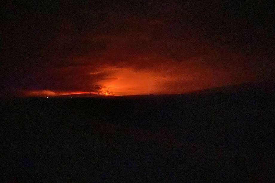 USA2228. WAIKOLOA (HI, EEUU), 28/11/2022.- Fotografía cedida por el Observatorio de volcanes de Hawái a través del Servicio Geológico de Estados Unidos (USGS) donde se aprecia la erupción del volcán Mauna Loa, en Waikoloa, Hawái (Estados Unidos). El volcán Mauna Loa de Hawái, el más grande del mundo que todavía permanece activo, entró en erupción este lunes por primera vez en casi 40 años. EFE/ Hawaiian Volcano Observatory
