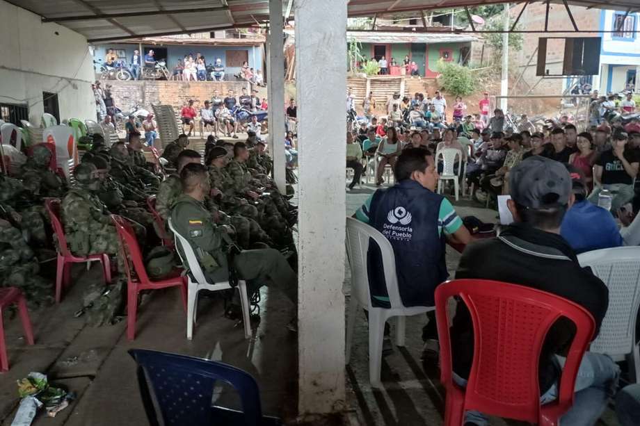 Luego de varias horas retenidos, 26 soldados y dos policías que hacen parte de la Brigada contra el narcotráfico del Ejército, los cuales habían sido retenidos por cerca de 400 personas en la vereda La Aguada del municipio de Patía, Cauca.