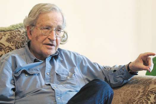 Noam Chomsky es uno de los pensadores más reconocidos de los siglos XX y XXI. Su figura tomó revuelo al debatir intensamente con el filósofo francés Michel Foucault frente a la idea del poder y el anarquismo libertario. / AP