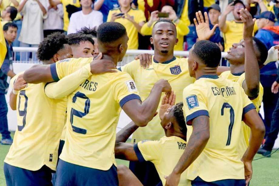Jugadores de Ecuador celebran el gol de Felix Torres en la victoria de su selección 2-1 sobre Uruguay, en la segunda fecha de las eliminatorias sudamericanas.