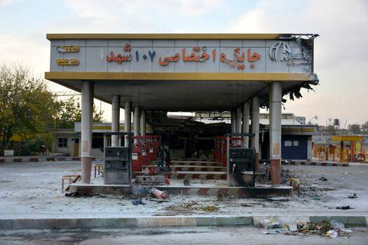 El incremento en el precio de la gasolina avivó las protestas contra el gobierno en Irak. Manifestantes prendieron fuego a una estación de servicio. / AFP