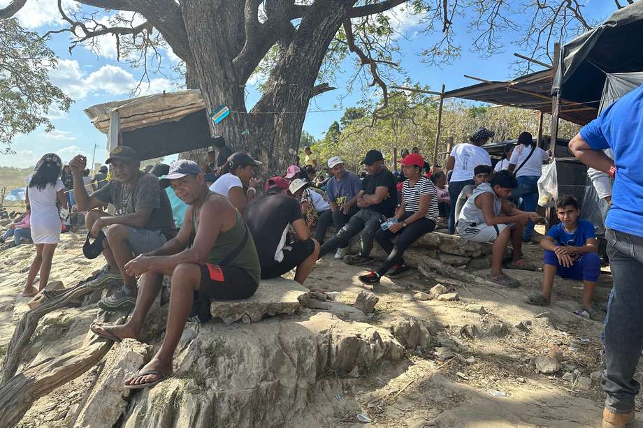 Los familiares esperan recibir los cuerpos de los mineros que murieron tras el colapso de una remota mina ilegal, en Puerto Guacara en la Paragua, estado Bolívar, Venezuela, el 21 de febrero de 2024.