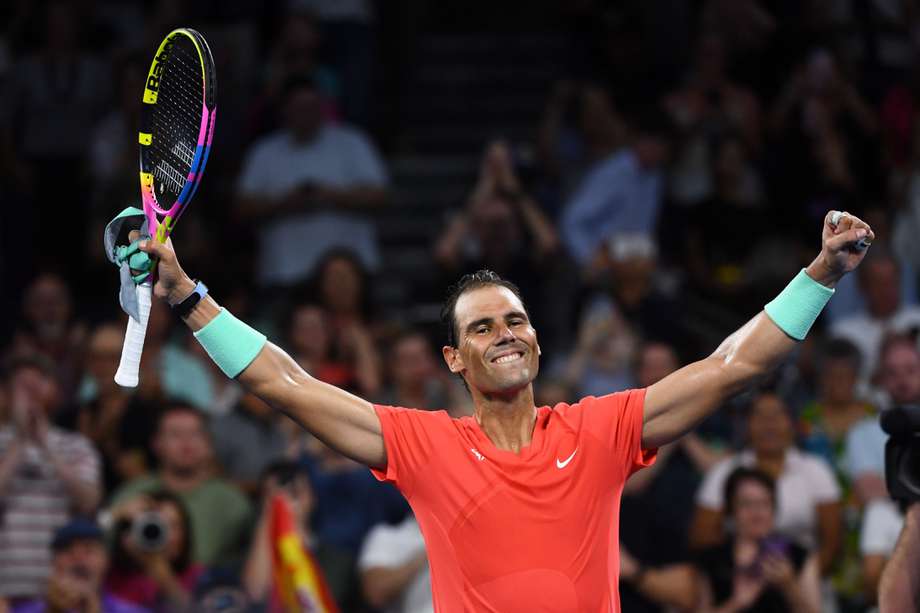 El tenista español Rafael Nadal celebra su victoria sobre el austriaco Dominic Thiem, en el Abierto de Brisbane, Australia.  EFE/EPA/JONO SEARLE
