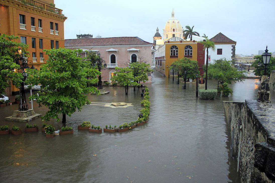 Las inundaciones y deslizamientos provocados por las lluvias del huracán Iota, que se está fortaleciendo en el Mar Caribe, han derivado en una emergencia en Cartagena de Indias, que ha tenido que decretar la calamidad pública.