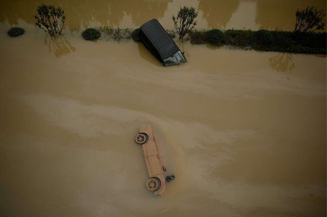 Cortes de agua y electricidad, carreteras cortadas y habitantes incrédulos. En tres días cayó el equivalente a un año de lluvia en Zhengzhou.