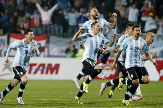 Los jugadores de la selección argentina celebran la clasificación a semifinales. Foto: AFP