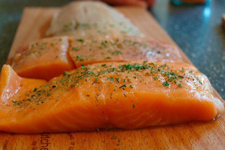 Receta para preparar salmón al ajillo en 5 pasos