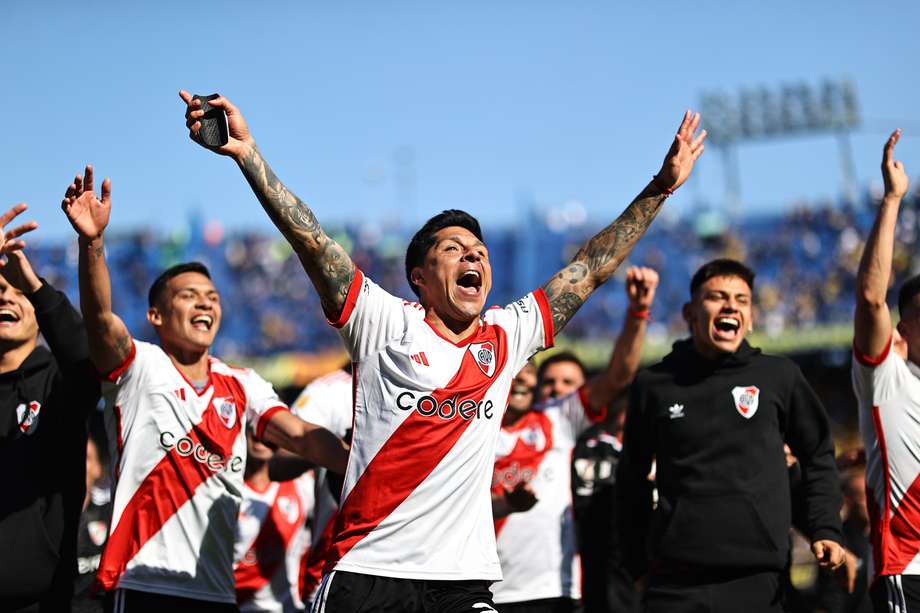 Enzo Pérez (cent.) de River Plate celebra hoy con sus compañeros la victoria contra Boca Juniors, tras el final de un partido por la Primera División del fútbol argentino, en el estadio La Bombonera en Buenos Aires (Argentina). 
