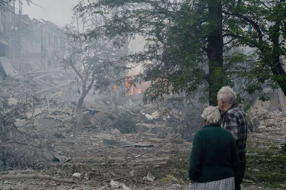 En Kramatorsk, en el Donbás (este de Ucrania), una escuela fue destruida en un ataque que dejó un muerto y dos personas atrapadas en los escombros. Según las autoridades ucranianas, el recinto era utilizado para guardar ayuda humanitaria. 