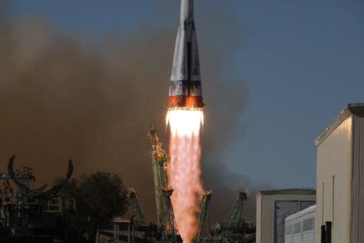 Despegue de la nave rusa Soyuz MS-19 con destino a la Estación Espacial Internacional. 