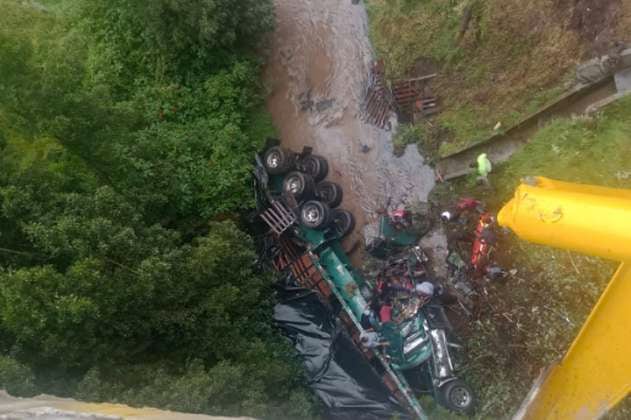 ¿Cómo fue el rescate del conductor de tractomula accidentada en Puente de Boyacá?