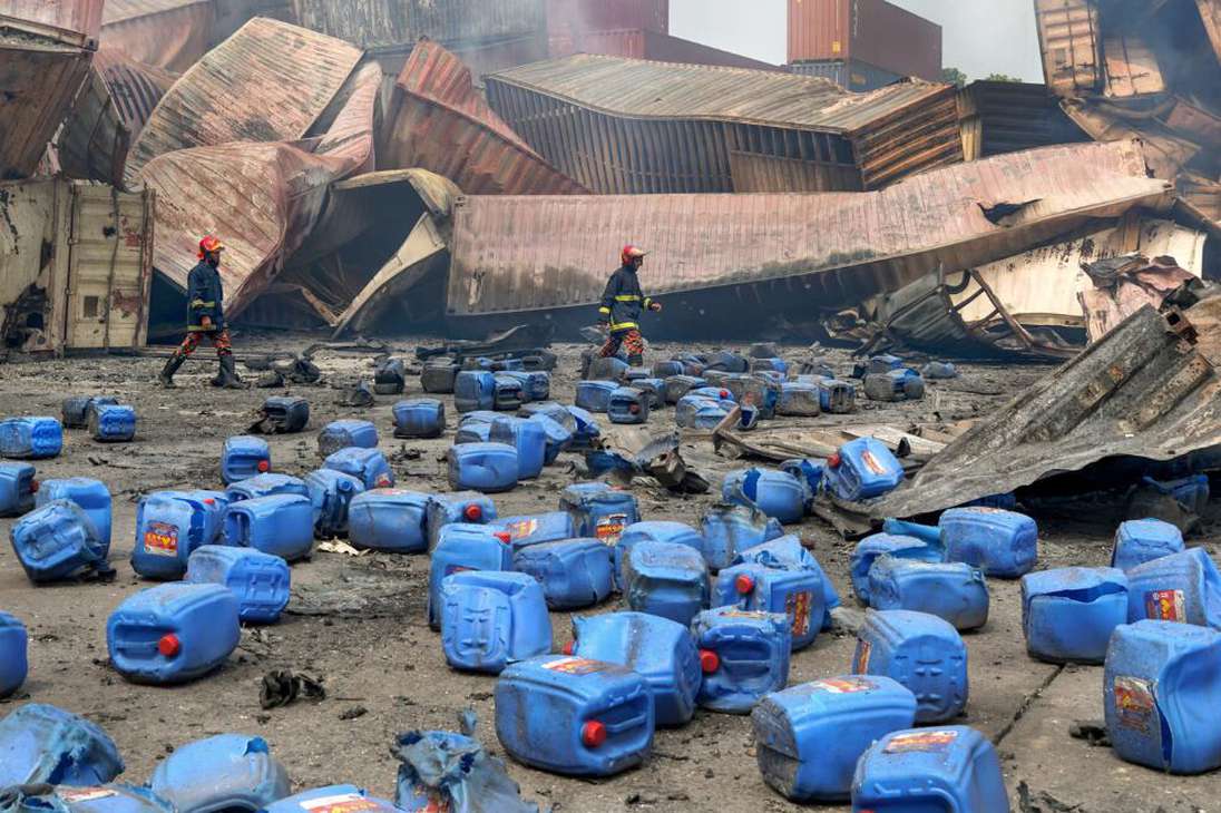 En una explosión química y un incendio en el depósito de contenedores de BM en Sitakunda Upazila, Chittagong, 49 personas murieron y la mezcla de productos químicos en el aire y el agua tuvo un efecto devastador en el medio ambiente.